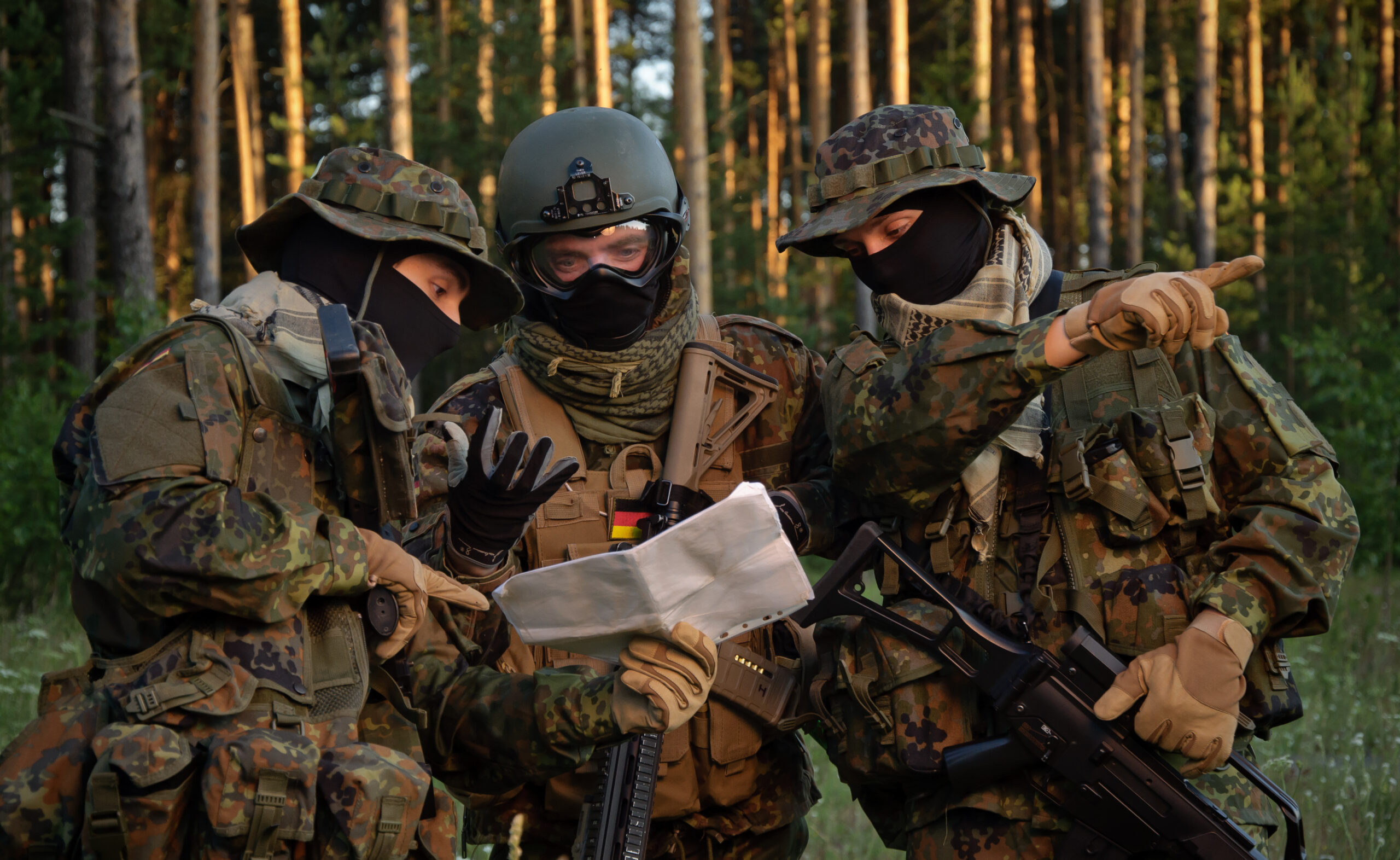Berufssoldaten der Bundeswehr bei einer gemeinsamen Einsatzplanung